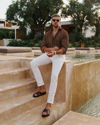 Какие сандалии носить с белыми брюками чинос в 30 лет: Коричневая рубашка с длинным рукавом и белые брюки чинос — беспроигрышный выбор, если ты хочешь создать лёгкий, но в то же время модный мужской лук. Этот образ органично завершат сандалии.
