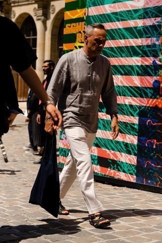С чем носить белые брюки за 50 лет мужчине: Комбо из серой льняной рубашки с длинным рукавом и белых брюк не прекращает импонировать стильным джентльменам. Дополни образ темно-зелеными сандалиями из плотной ткани, если боишься, что он получится слишком претенциозным.