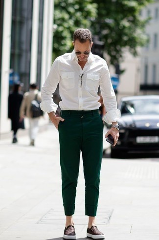 Какие рубашки с длинным рукавом носить с темно-зелеными брюками чинос в стиле кэжуал: Сочетание рубашки с длинным рукавом и темно-зеленых брюк чинос — превосходная идея для создания мужского лука в стиле smart casual. В сочетании с этим образом наиболее удачно будут выглядеть темно-коричневые кожаные слипоны.