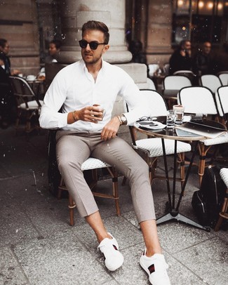 С чем носить темно-коричневые брюки чинос в клетку: Белая рубашка с длинным рукавом и темно-коричневые брюки чинос в клетку — прекрасный лук, если ты хочешь создать лёгкий, но в то же время стильный мужской лук.