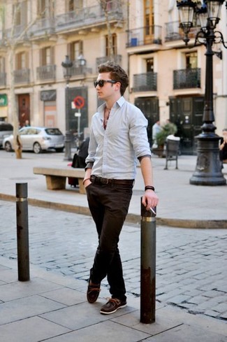 С чем носить коричневые кожаные топсайдеры: Серая рубашка с длинным рукавом и темно-коричневые брюки чинос украсят гардероб любого парня. Коричневые кожаные топсайдеры — прекрасный выбор, чтобы завершить лук.