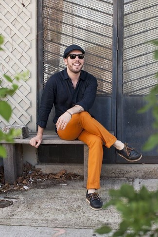 С чем носить оранжевые брюки чинос в 30 лет осень в стиле кэжуал: Черная рубашка с длинным рукавом и оранжевые брюки чинос — отличный вариант для простого, но модного мужского лука. Черные кожаные топсайдеры — беспроигрышный выбор, чтобы дополнить образ. Если хочешь выглядеть по-осеннему эффектно и необычно, обязательно возьми этот лук на вооружение.
