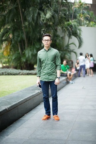 С чем носить оранжевые топсайдеры в 20 лет в теплую погоду: Зеленая рубашка с длинным рукавом и темно-синие брюки чинос будет отличной идеей для непринужденного образа на каждый день. Пара оранжевых топсайдеров поможет сделать лук цельным.