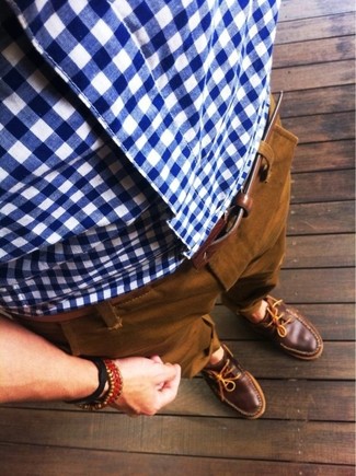 Какие брюки чинос носить с коричневыми топсайдерами: Сочетание бело-синей рубашки с длинным рукавом в мелкую клетку и брюк чинос однозначно подчеркнет твой индивидуальный стиль. В сочетании с этим ансамблем наиболее удачно смотрятся коричневые топсайдеры.