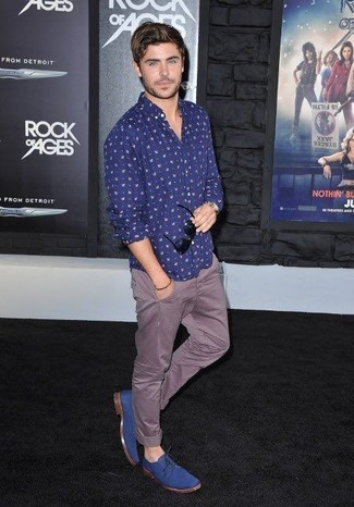 Как Zac Efron носит Темно-синяя рубашка с длинным рукавом с цветочным принтом, Коричневые брюки чинос, Синие замшевые туфли дерби, Черные солнцезащитные очки