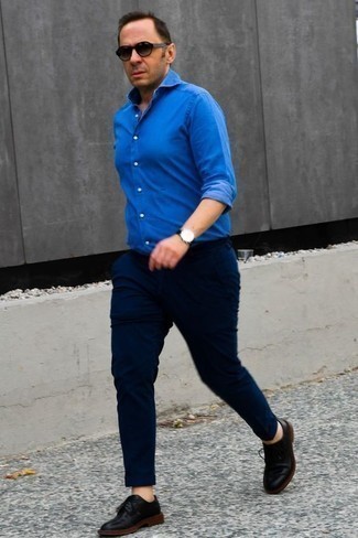 Как носить темно-синюю рубашку с длинным рукавом из шамбре с темно-синими брюками чинос за 40 лет: Темно-синяя рубашка с длинным рукавом из шамбре и темно-синие брюки чинос надежно закрепились в гардеробе современных молодых людей, позволяя создавать потрясающие и стильные ансамбли. Дополнив образ черными кожаными туфлями дерби, ты привнесешь в него немного привлекательного консерватизма.