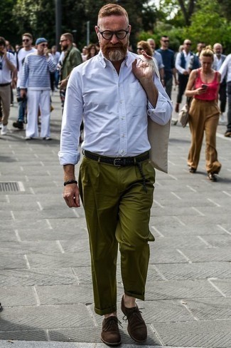 С чем носить темно-зеленые брюки чинос за 50 лет в стиле смарт-кэжуал: Белая рубашка с длинным рукавом и темно-зеленые брюки чинос — беспроигрышный вариант, если ты хочешь создать раскованный, но в то же время модный мужской ансамбль. Хочешь сделать лук немного элегантнее? Тогда в качестве дополнения к этому ансамблю, стоит обратить внимание на темно-коричневые замшевые туфли дерби.