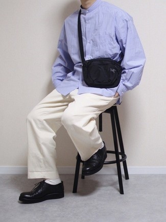 С чем носить черную поясную сумку из плотной ткани в 30 лет мужчине в стиле смарт-кэжуал: Если ты ценишь удобство и функциональность, голубая рубашка с длинным рукавом в вертикальную полоску и черная поясная сумка из плотной ткани — хороший выбор для привлекательного повседневного мужского лука. Весьма удачно здесь будут смотреться черные кожаные туфли дерби.