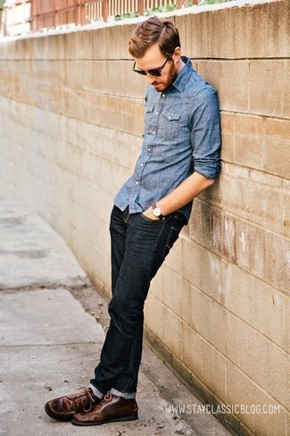Как носить темно-синие джинсы с коричневыми кожаными ботинками дезертами: Голубая рубашка с длинным рукавом из шамбре и темно-синие джинсы — необходимые составляющие в гардеробе мужчин с хорошим чувством стиля. Переходя к обуви, можно закончить ансамбль коричневыми кожаными ботинками дезертами.