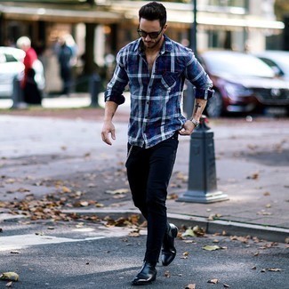 С чем носить темно-сине-белую фланелевую рубашку с длинным рукавом в шотландскую клетку мужчине в стиле смарт-кэжуал: Сочетание темно-сине-белой фланелевой рубашки с длинным рукавом в шотландскую клетку и черных джинсов позволит выглядеть по моде, но при этом подчеркнуть твой личный стиль. Если ты предпочитаешь смелые настроения в своих образах, дополни этот черными кожаными ботинками челси.