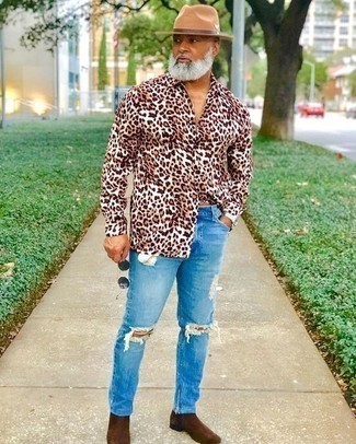 Какие джинсы носить с темно-коричневой рубашкой с длинным рукавом за 50 лет мужчине в теплую погоду: Если этот день тебе предстоит провести в движении, сочетание темно-коричневой рубашки с длинным рукавом и джинсов позволит создать комфортный лук в стиле кэжуал. Думаешь привнести в этот наряд нотку утонченности? Тогда в качестве обуви к этому луку, обрати внимание на темно-коричневые замшевые ботинки челси.
