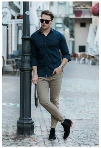 С чем носить черные замшевые ботинки челси в 20 лет мужчине: Если в одежде ты ценишь удобство и практичность, тебе понравится это тандем темно-синей рубашки с длинным рукавом и светло-коричневых джинсов. Хотел бы сделать ансамбль немного строже? Тогда в качестве дополнения к этому ансамблю, стоит выбрать черные замшевые ботинки челси.