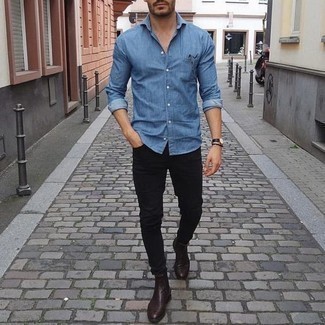 Как носить черные джинсы с темно-коричневыми кожаными ботинками мужчине в стиле смарт-кэжуал: Современным парням, которые хотят быть в курсе последних тенденций, рекомендуем обратить внимание на это сочетание синей рубашки с длинным рукавом из шамбре и черных джинсов. Хочешь добавить сюда толику утонченности? Тогда в качестве обуви к этому образу, выбирай темно-коричневые кожаные ботинки.