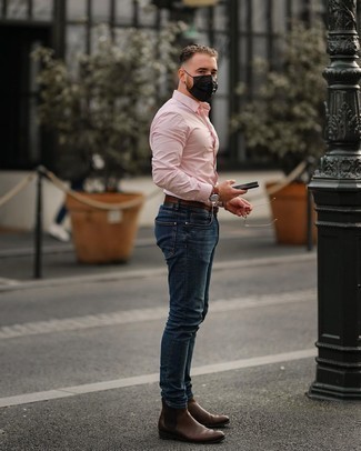 Как носить розовую рубашку с длинным рукавом с темно-синими джинсами в 30 лет мужчине: Розовая рубашка с длинным рукавом и темно-синие джинсы — идеальный вариант, если ты хочешь составить расслабленный, но в то же время модный мужской ансамбль. Этот ансамбль легко получает новое прочтение в паре с коричневыми кожаными ботинками челси.