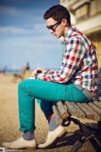 С чем носить голубые джинсы в 30 лет мужчине в теплую погоду в стиле кэжуал: Разноцветная рубашка с длинным рукавом в шотландскую клетку и голубые джинсы — замечательная идея для простого, но стильного мужского ансамбля. Теперь почему бы не добавить в этот ансамбль на каждый день чуточку консерватизма с помощью бежевых кожаных брогов?