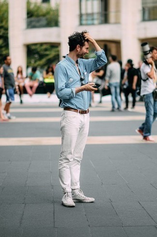 Как носить рубашку с длинным рукавом с джинсами в 30 лет мужчине лето: Рубашка с длинным рукавом и джинсы отлично впишутся в мужской образ в непринужденном стиле. Ты сможешь легко адаптировать такой лук к повседневным условиям городской жизни, дополнив его белыми высокими кедами из плотной ткани. Пережить изнурительную летнюю жару определенно легче, если ты одет вот так.