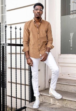 Какие рубашки с длинным рукавом носить с белыми высокими кедами в 20 лет мужчине: Если ты любишь смотреться по моде, и при этом чувствовать себя комфортно и расслабленно, тебе стоит попробовать это сочетание рубашки с длинным рукавом и белых джинсов. Не прочь поэкспериментировать? Дополни лук белыми высокими кедами.