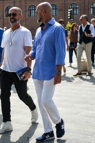 С чем носить темно-синюю рубашку за 50 лет мужчине в теплую погоду: Темно-синяя рубашка и белые джинсы прочно закрепились в гардеробе многих джентльменов, позволяя составлять незаезженные и стильные луки. Очень недурно здесь смотрятся темно-сине-белые кроссовки.