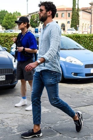 С чем носить темно-синие рваные джинсы в 20 лет мужчине в жару в спортивном стиле: Голубая льняная рубашка с длинным рукавом и темно-синие рваные джинсы — великолепная формула для воплощения приятного и несложного ансамбля. Дополни образ темно-сине-белыми кроссовками, если не хочешь, чтобы он получился слишком формальным.