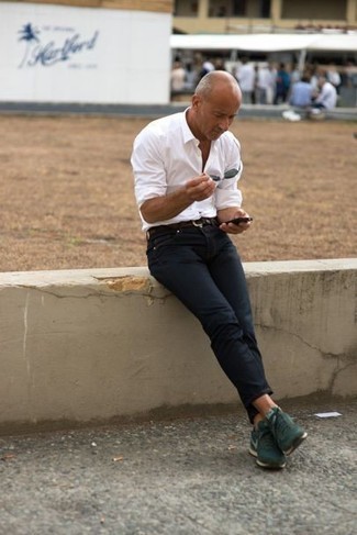 Как носить синие джинсы с темно-зелеными кроссовками мужчине: Белая рубашка с длинным рукавом в паре с синими джинсами — классный вариант для воплощения мужского ансамбля в элегантно-деловом стиле. Что касается обуви, можно отдать предпочтение практичности и надеть на ноги темно-зеленые кроссовки.