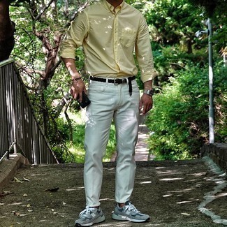 Как носить белую рубашку с длинным рукавом с белыми джинсами мужчине в стиле кэжуал: Белая рубашка с длинным рукавом и белые джинсы — отличный выбор, если ты хочешь создать лёгкий, но в то же время модный мужской ансамбль. Серые кроссовки позволят сделать лук менее строгим.