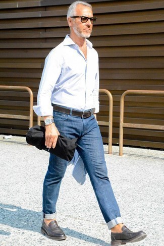 С чем носить джинсы за 50 лет мужчине в стиле смарт-кэжуал: Составив образ из белой рубашки с длинным рукавом и джинсов, можно спокойно отправляться на свидание с девушкой или мероприятие с приятелями в непринужденной обстановке. Хочешь привнести сюда нотку эффектности? Тогда в качестве обуви к этому образу, стоит выбрать темно-коричневые кожаные лоферы.