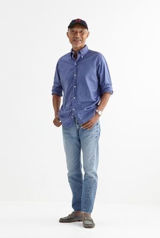 Какие джинсы носить с серыми лоферами мужчине в стиле смарт-кэжуал: Дуэт синей рубашки с длинным рукавом и джинсов поможет выглядеть модно, но при этом выразить твою индивидуальность. Весьма недурно здесь выглядят серые лоферы.
