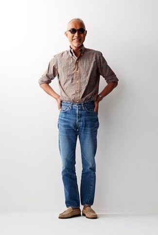 Как носить бело-красно-синюю рубашку с длинным рукавом в мелкую клетку с синими джинсами мужчине лето: Как видишь, бело-красно-синяя рубашка с длинным рукавом в мелкую клетку выглядит отлично в сочетании с синими джинсами. Любители модных экспериментов могут дополнить лук светло-коричневыми замшевыми лоферами, тем самым добавив в него чуточку изысканности. Само собой разумеется, такой лук станет превосходным вариантом для жаркой летней погоды.