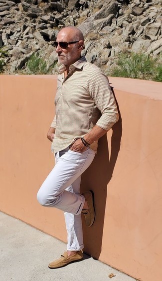 С чем носить бежевую рубашку за 60 лет мужчине: Тандем бежевой рубашки и белых джинсов поможет создать незаезженный мужской образ в непринужденном стиле. Хотел бы добавить в этот образ толику эффектности? Тогда в качестве обуви к этому образу, стоит выбрать светло-коричневые замшевые лоферы.