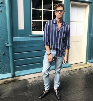 Какие лоферы носить с голубыми джинсами в 30 лет мужчине лето: Темно-сине-белая рубашка с длинным рукавом в вертикальную полоску и голубые джинсы — превосходный вариант для простого, но стильного мужского лука. Уравновесить лук и добавить в него немного классики помогут лоферы. Переносить невозможный летний зной определенно легче, когда ты одет вот так.