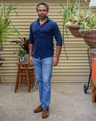 С чем носить бирюзовые брюки за 50 лет мужчине лето: Сочетание темно-синей рубашки с длинным рукавом и бирюзовых брюк не прекращает импонировать стильным молодым людям. Такой ансамбль получит новое прочтение в сочетании с коричневыми замшевыми лоферами. Как нам кажется, это замечательная идея для жаркой погоды.