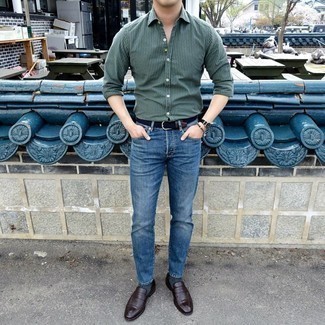 Как носить синие джинсы с оливковой рубашкой с длинным рукавом в 30 лет мужчине в стиле смарт-кэжуал: Оливковая рубашка с длинным рукавом и синие джинсы прочно закрепились в гардеробе многих парней, помогая создавать неприевшиеся и комфортные ансамбли. Хотел бы добавить в этот наряд немного классики? Тогда в качестве дополнения к этому луку, выбирай темно-коричневые кожаные лоферы.