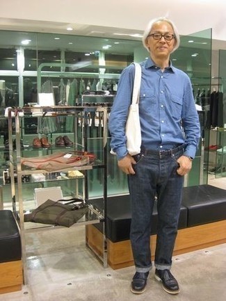 Какие джинсы носить с черными лоферами за 50 лет мужчине в теплую погоду: Любителям стиля кэжуал придется по вкусу сочетание синей рубашки с длинным рукавом и джинсов. Любишь экспериментировать? Заверши образ черными лоферами.