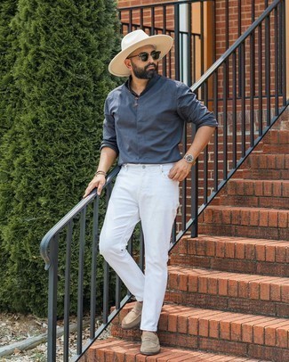С чем носить темно-синюю рубашку с длинным рукавом за 40 лет мужчине в стиле смарт-кэжуал: Темно-синяя рубашка с длинным рукавом и белые джинсы — хороший выбор, если ты хочешь составить лёгкий, но в то же время модный мужской образ. Любители экспериментировать могут закончить лук светло-коричневыми замшевыми лоферами, тем самым добавив в него немного классики.