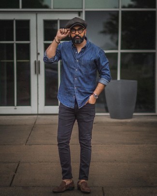 С чем носить лоферы за 40 лет мужчине: Сочетание темно-синей рубашки с длинным рукавом из шамбре и темно-серых джинсов позволит составить нескучный мужской образ в повседневном стиле. Любишь эксперименты? Закончи образ лоферами.