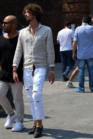 Как носить лоферы с рубашкой в 30 лет мужчине в стиле кэжуал: Рубашка и белые рваные джинсы — выбор мужчин, которые постоянно в движении. Любители экспериментировать могут закончить образ лоферами, тем самым добавив в него немного классики.