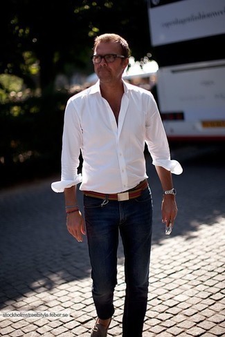 С чем носить темно-синие джинсы за 40 лет мужчине: Сочетание белой рубашки с длинным рукавом и темно-синих джинсов поможет подчеркнуть твой индивидуальный стиль. Дополнив лук светло-коричневыми замшевыми лоферами с кисточками, ты привнесешь в него немного привлекательного консерватизма.