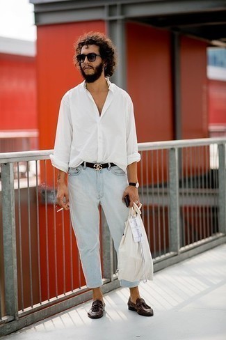 Модный лук: белая рубашка с длинным рукавом, голубые джинсы, темно-коричневые кожаные лоферы с кисточками, белая большая сумка из плотной ткани