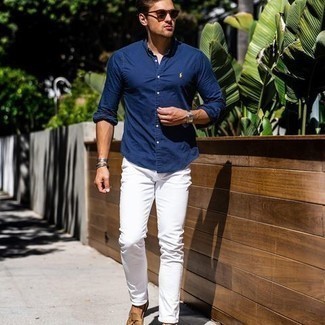 Какие лоферы носить с темно-сине-белой рубашкой с длинным рукавом мужчине: Современным мужчинам, которые предпочитают держать руку на пульсе последних тенденций, советуем обратить внимание на это сочетание темно-сине-белой рубашки с длинным рукавом и белых джинсов. Теперь почему бы не привнести в этот лук на каждый день немного стильной строгости с помощью лоферов?