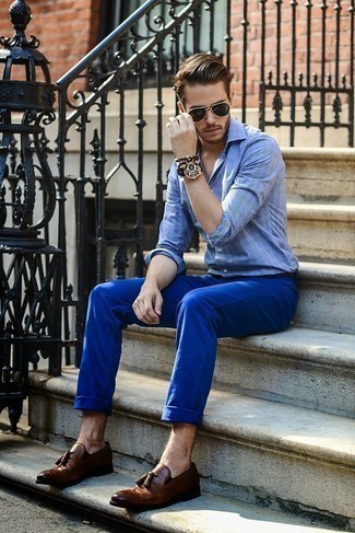 С чем носить голубую рубашку в шотландскую клетку мужчине в стиле смарт-кэжуал: Голубая рубашка в шотландскую клетку и синие джинсы — необходимые предметы в гардеробе молодых людей с чувством стиля. Хотел бы сделать образ немного строже? Тогда в качестве дополнения к этому ансамблю, обрати внимание на темно-коричневые кожаные лоферы с кисточками.