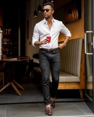 Какие джинсы носить с бело-красной рубашкой с длинным рукавом мужчине лето: Если ты ценишь удобство и практичность, обрати внимание на такое сочетание бело-красной рубашки с длинным рукавом и джинсов. Любители свежих идей могут завершить лук темно-коричневыми кожаными лоферами с кисточками, тем самым добавив в него немного эффектности. Подобное сочетание одежды выглядит очень эффектно и по-летнему.