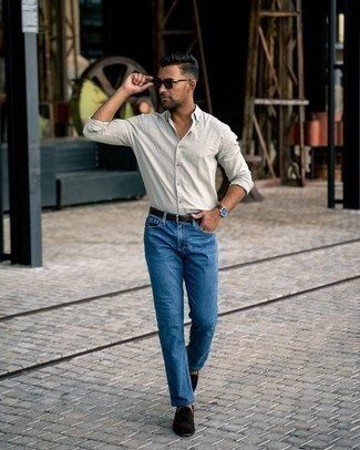 Как носить темно-коричневые замшевые лоферы с кисточками с темно-синими джинсами: Серая рубашка с длинным рукавом будет выглядеть великолепно в паре с темно-синими джинсами. Если ты любишь смелые настроения в своих ансамблях, дополни этот темно-коричневыми замшевыми лоферами с кисточками.