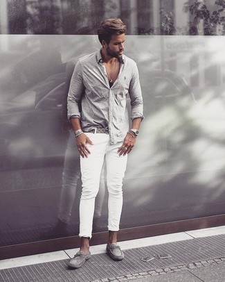 Как носить белые джинсы с серыми замшевыми мокасинами в 30 лет мужчине лето: Серая рубашка с длинным рукавом будет смотреться великолепно в паре с белыми джинсами. Пара серых замшевых мокасин идеально гармонирует с остальными вещами из ансамбля. Переносить невыносимую летнюю жару будет значительно легче, если на тебе такое сочетание одежды.