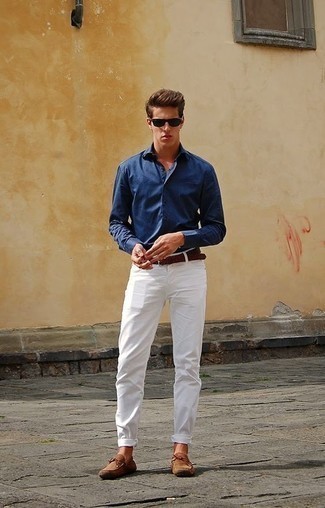 Как носить белые джинсы с светло-коричневыми замшевыми мокасинами мужчине в теплую погоду: Темно-синяя рубашка с длинным рукавом и белые джинсы прочно обосновались в гардеробе многих парней, позволяя создавать запоминающиеся и функциональные ансамбли. Светло-коричневые замшевые мокасины станут великолепным дополнением к твоему образу.