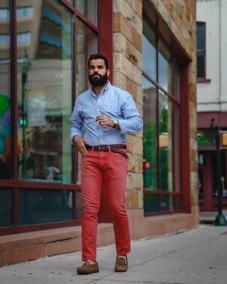 С чем носить коричневые замшевые мокасины мужчине: Попробуй сочетание голубой рубашки с длинным рукавом и красных джинсов, и ты получишь стильный непринужденный мужской ансамбль для повседневной носки. Весьма выигрышно здесь выглядят коричневые замшевые мокасины.