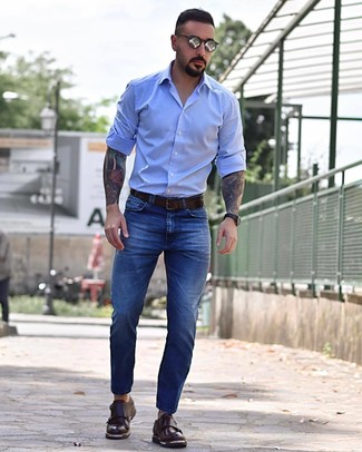 Какие монки носить с синими джинсами в стиле смарт-кэжуал: Сочетание голубой рубашки с длинным рукавом и синих джинсов позволит составить интересный мужской лук в повседневном стиле. Не прочь привнести в этот ансамбль немного классики? Тогда в качестве обуви к этому луку, выбирай монки.