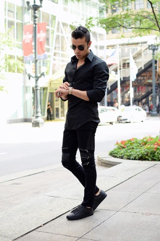 С чем носить черно-белые кожаные низкие кеды в 30 лет мужчине в теплую погоду в стиле кэжуал: Черная рубашка с длинным рукавом и черные кожаные джинсы — отличный образ, если ты хочешь создать расслабленный, но в то же время стильный мужской образ. Что касается обуви, закончи ансамбль черно-белыми кожаными низкими кедами.