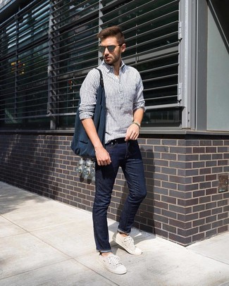 Как носить синие джинсы с светло-коричневыми низкими кедами в 30 лет мужчине в стиле кэжуал: Бело-темно-синяя льняная рубашка с длинным рукавом в вертикальную полоску и синие джинсы — неотъемлемые элементы в гардеробе молодых людей с отменным чувством стиля. Что до обуви, светло-коричневые низкие кеды — самый достойный вариант.