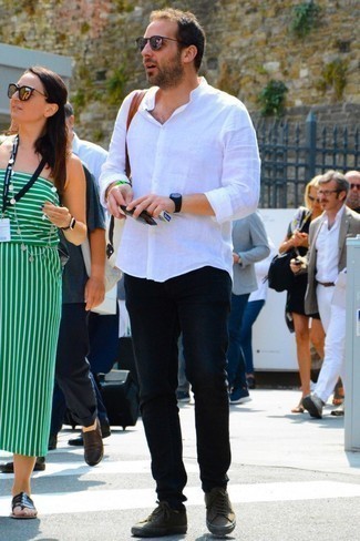С чем носить темно-бирюзовые низкие кеды мужчине: Белая льняная рубашка с длинным рукавом и черные джинсы — отличная идея для простого, но стильного мужского лука. В качестве обуви здесь подойдут темно-бирюзовые низкие кеды.