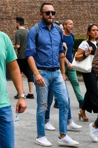 Как носить темно-синюю рубашку с длинным рукавом с темно-синими джинсами за 40 лет мужчине лето: Темно-синяя рубашка с длинным рукавом и темно-синие джинсы — стильный выбор молодых людей, которые постоянно в движении. В тандеме с этим образом наиболее выигрышно выглядят белые низкие кеды из плотной ткани. Такой лук определенно поможет перенести мучительную летнюю жару.